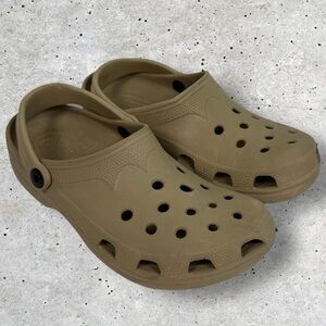 Women’s Ground Up clogs size 8-9